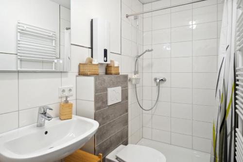 杜伊斯堡1 Zi. Wohnung, 34m², Parken, Messe DUS的白色的浴室设有水槽和淋浴。