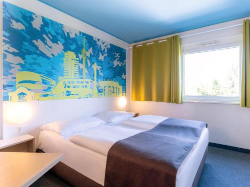 斯图加特斯图加特B&B酒店的酒店客房设有一张床和一个大窗户