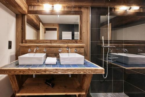圣热尔韦莱班La ferme des ours的浴室设有2个水槽和镜子