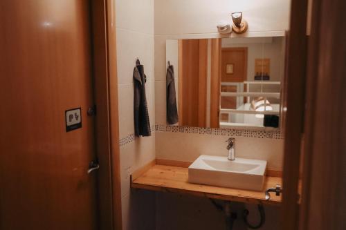 巴塞罗那Onefam Batlló的一间带水槽和镜子的浴室
