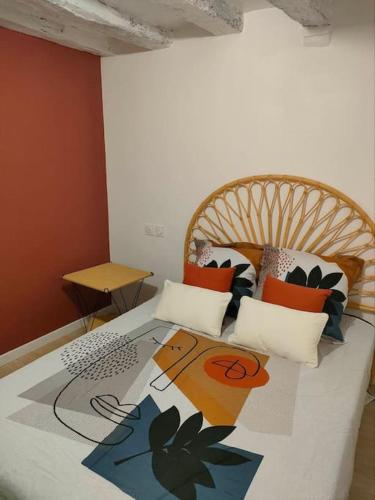 Chemiré-le-GaudinMaison Atypique的一间卧室配有一张大床,上面有绘画作品