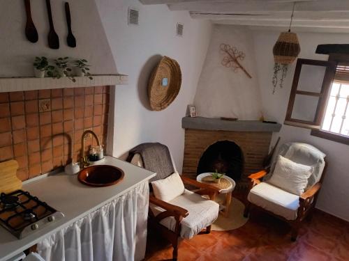 赫纳尔瓜西尔Casa Harillo-Charming 1 bedroom in Genal mountains的一个带水槽和壁炉的厨房