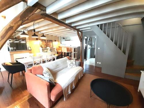 沙托鲁Châteauroux centre superbe appart duplex terrasse的带沙发的客厅和用餐室