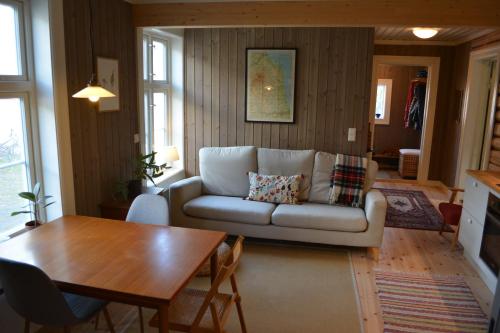 内斯比恩Apotekbygget的客厅配有沙发和桌子