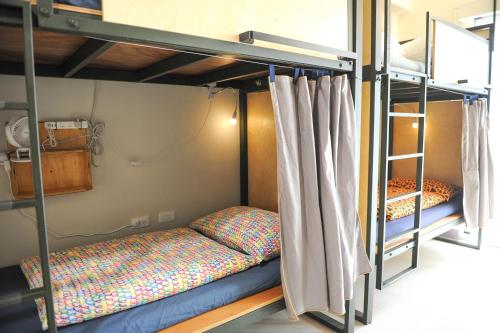 台东台东ohana的天空青年旅馆的一间客房内配有两张双层床的房间