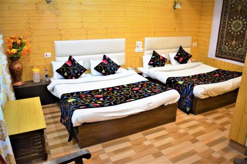 斯利那加Hotel Star of Kashmir的配有两张床的客房