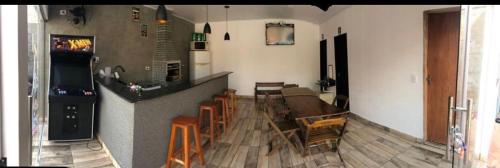 阿西斯Área de lazer Simões的一间设有酒吧和一些椅子的用餐室
