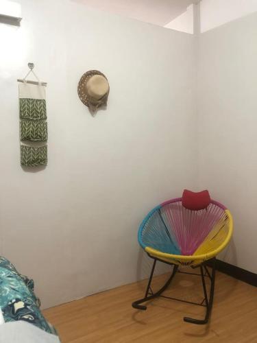 伊穆斯Amenadiel & CC - Imus Staycation的墙上的五彩椅子