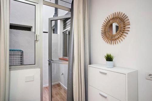 塔科龙特Mypris Home 2的一间带镜子和白色梳妆台的浴室