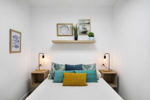 塔科龙特Mypris Home 2的一间卧室配有一张带两个灯和两张桌子的床