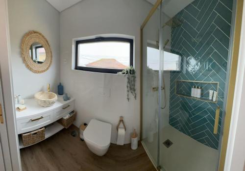 拉夫拉Casa Sol的带淋浴、卫生间和盥洗盆的浴室