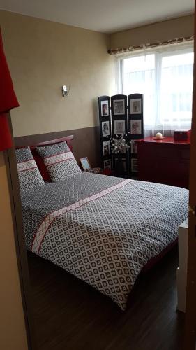 南特L'escapade的一间卧室设有一张床和一个窗口