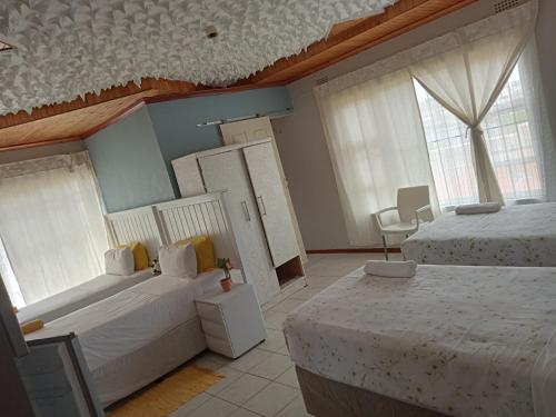 乌姆塔塔BARAKA mtata !的一间卧室设有两张床和两个窗户。