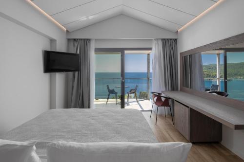 帕诺尔莫斯斯科派洛斯Adrina Grand Hotel的一间卧室配有一张床,享有海景