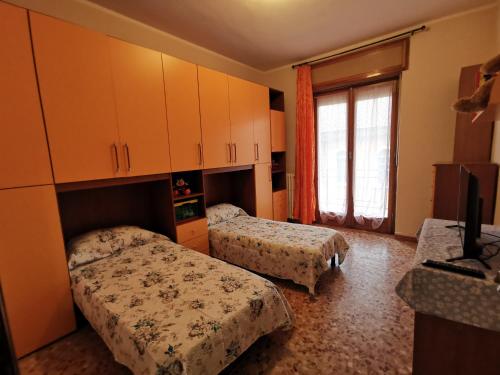 尼扎蒙费拉托Principessa的一间小卧室,配有两张床和窗户