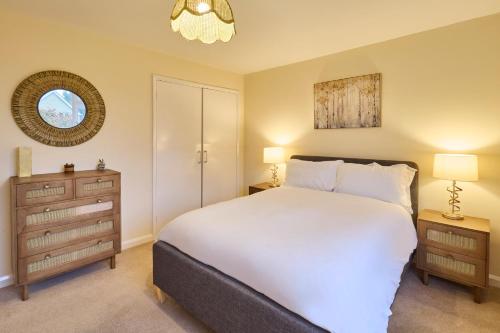 BleanHost & Stay - Mayfield的卧室配有一张白色大床和2个床头柜