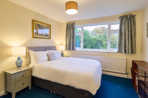 BleanHost & Stay - Mayfield的一间卧室设有一张大床和一个窗户。
