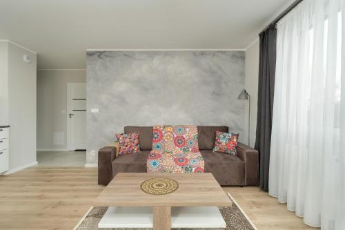 波兹南Apartment with 2 Bedrooms and FREE GARAGE Poznań by Renters的带沙发和咖啡桌的客厅