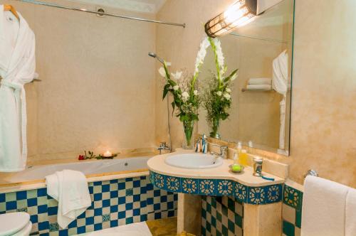 马拉喀什高尔夫3号别墅住宿加早餐旅馆的浴室配有盥洗盆、卫生间和浴缸。
