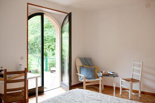 科尔尼蒙La Beuratte的卧室配有镜子、桌子和椅子