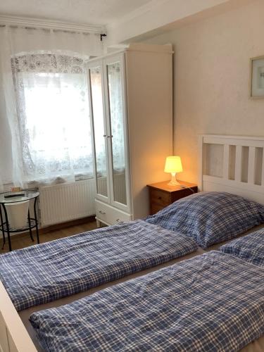 达默Zimmer Wolkenlos的一间卧室设有两张床、一盏灯和一扇窗户。