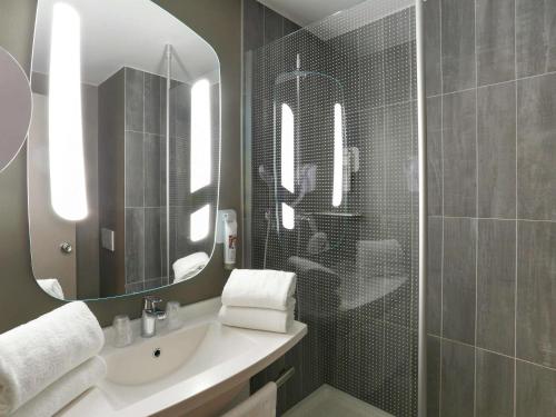 日内瓦日内瓦中心火车站宜必思酒店的一间带水槽和镜子的浴室
