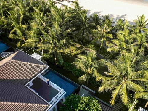 岘港Premier Village Danang Resort Managed By Accor的棕榈树度假村的顶部景色