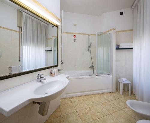 米兰贝斯特韦斯特梅捷酒店的一间带水槽、浴缸和淋浴的浴室