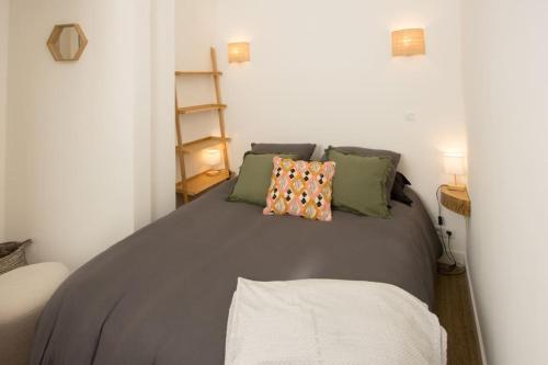 图卢兹Central St Aubin dans un écrin de verdure的一间卧室配有一张带枕头的床