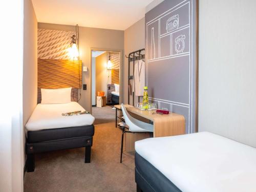 日内瓦日内瓦中心拉克宜必思酒店的酒店客房配有两张床和一张书桌