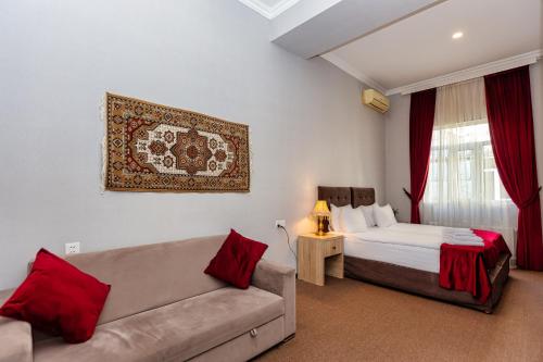 巴库Nizami Boutique by La Casa的酒店客房,配有床和沙发