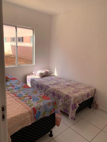 彼得罗利纳Aconchego的一间卧室设有两张床和窗户。