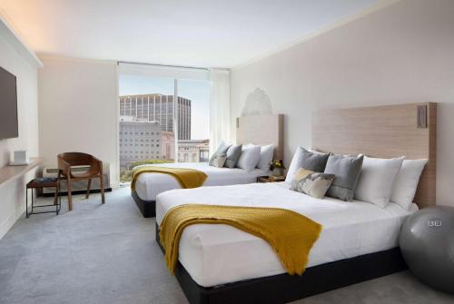 旧金山BEI San Francisco, Trademark Collection by Wyndham的酒店客房设有两张床和大窗户。