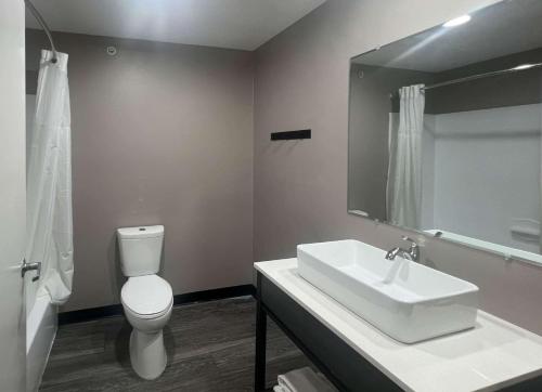 俄克拉何马城Studio 6 Oklahoma City, OK South的一间带水槽、卫生间和镜子的浴室