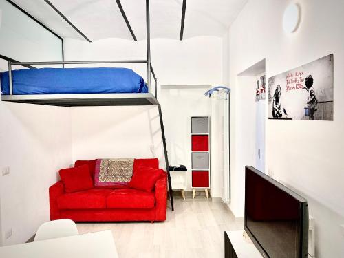 布斯托阿西齐奥Irene House Malpensa Milan Lakes的客厅配有红色的沙发和一张双层床。
