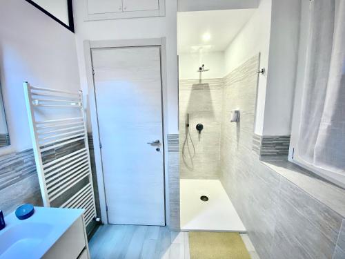 布斯托阿西齐奥Irene House Malpensa Milan Lakes的带淋浴的浴室和白色门
