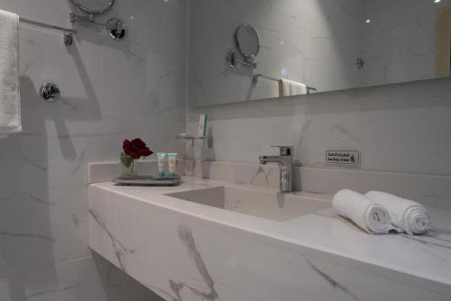 吉达لحظات الفندقية حراء Lahdat Serviced Apartments的白色的浴室设有水槽和镜子
