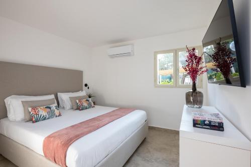 皮雅诺迪索伦托Sopramare Resort的白色的卧室,配有床和花瓶