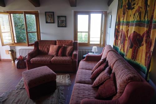 塞拉瓦莱皮斯托耶塞Casa Tre Pini的客厅配有两张沙发和一张沙发
