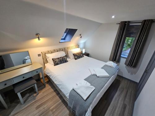 克勒姆福特Melfort Pier & Harbour Resort的一间卧室配有一张床、一张书桌和一台电视