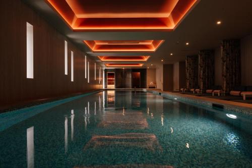伯恩茅斯The Nici的一座带天花板的酒店游泳池