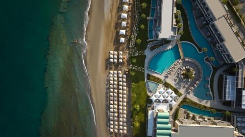 阿德里安诺斯坎波斯Amira Luxury Resort & Spa - Adults Only的享有海滩和大海的壮丽景色。