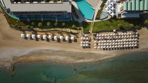 阿德里安诺斯坎波斯Amira Luxury Resort & Spa - Adults Only的享有海滩上方的建筑和水景