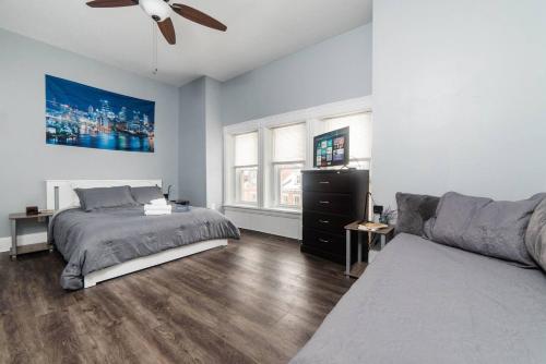 匹兹堡Massive Home - GroupStay - Parking & Location的一间卧室配有一张床和一张沙发