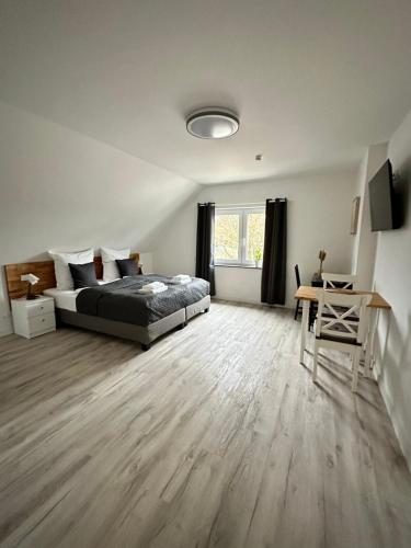 汉堡Lagom - Apartments an der Barclays Arena的一间卧室配有一张床和一张书桌