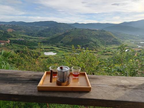 大叻Midori Coffee Farm的茶几上装有咖啡壶和玻璃杯的托盘