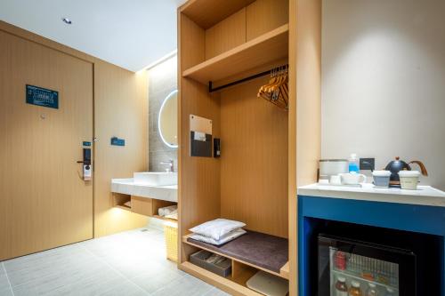 梅州梅州西站富力中心亚朵酒店的一间带水槽和壁炉的浴室