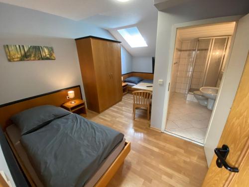 哥达Stadtgarten Gotha的一间卧室配有一张床,浴室设有淋浴。