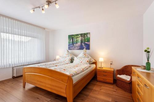 迈内尔茨哈根Ferienwohnung Busch的一间卧室,卧室内配有一张床和一把椅子