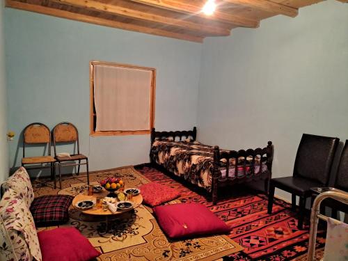 XınalıqXinaliq İzzet's Riverside Home Stay的客厅配有沙发和桌子